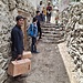 Besuch bei der Familie Muhammads und Rahis in Kanday im Hushe Valley: vorne der sympathische und durch nichts aus der Ruhe zu bringende Koch Hussain, hinter ihm Guide Ali und Assistant Guide Rahi, dahinter ein weiterer Bruder mit seinen Kindern, von denen wir auch herzlich willkommen geheissen wurden