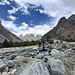 Überquerung eines Seitenbachs des Hushe Rivers. Saicho liegt in Bildmitte vor der besonnten Felsflanke