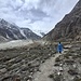 5. Tag: Wanderung bei leichten Regenschauern auf der E Moräne des Gondogorogletscher Richtung Dalsangpa, das hinter dem von rechts herunterziehenden Rücken mit eindrücklichen Felsfaltungen liegt