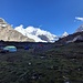 6. Tag: morgendlicher Rundgang durch das noch schlafende 2. Camp. Hinten in der Bildmitte leuchtet noch der Masherbrum, rechts von diesem und der kleinen Pyramide der Masherbrum La
