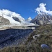 Der mächtige, geröllbedeckte Gondogorogletscher von einem Moränenhügel bei Dalsangpa: noch ist der Himmel strahlend blau, aber schon ziehen erste Wolken über dem Masherbrum (links) und den Gipfeln E vom Maserhbrum La auf...