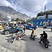 Strassenszene in Skardu: auf Motorrädern wird von grossen und schweren Säcken bis zu ganzen 4-5-köpfigen Familien alles transportiert, während auf dem grossen Platz hinter Ali der Nationalsport Cricket gespielt wird