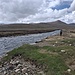 Small walk bei starkem Wind an einem der Gebirgsflüsse auf den Deosai Plains