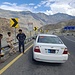 Auf dem Karakorum Highway (KKH) bieten uns diese Jungen frische und feine Aprikosen aus dem Hunza Valley an