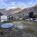 Ein bisschen wie im Wilden Westen...Gartenterrasse des einfachen Raikhot Sarai Hotels. Dahinter ist inks die berühmte Raikhot Bridge zu sehen