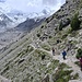 13. Tag: auf dem vorerst noch gutmütigen Moränenweg vom Glacier View Point Richtung Nanga Parbat Base Camp (hinten rechts oben, nicht im Bild). Links über dem Raikhotgletscher die Chongra Peaks