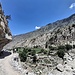 Abstieg zu Fuss von Fairy Meadows entlang dem Raikhot River: rechts die Brücke über diesen nach Tato (Bildmitte)