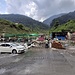 Im ganzen Kaghan Valley behindern Schneereste und überflutendes Schmelzwasser die Fahrt. Die Gäste freuts indes, auf Stühlen an Tischen im Wasser zu sitzen und gediegen Forellen zu verspeisen...