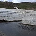 Meterhohe Schneemauern am Babusarpass, wo die Punjabis ihre Namen und Weisheiten in den Schnee ritzen
