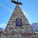 <b>Dopo 1 h e 15 min dalla partenza arrivo al “Monumento ai Caduti”, eretto nel 1927 e dedicato ai numerosi caduti della zona durante la I Guerra mondiale. Si tratta di una piramide di granito sormontata da un’aquila in bronzo con le ali dispiegate. </b>