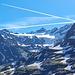 <b>Punta San Matteo (3678 m) e Ghiacciaio Dosegù.
La vera anima del Gavia è il Capitan Arnaldo Berni, un giovane soldato che qui ancora riposa. Durante la Grande Guerra, il Gavia (con lo Stelvio e i Forni) faceva parte del fronte dove ebbero luogo numerose battaglie tra austriaci e italiani. Tra queste, spicca quella del S. Matteo, combattuta a oltre 3.500 m d’altitudine. Proprio il giovane capitano portò alla conquista della vetta nell’agosto del 1918. Qui si trincerò per difenderla ma, il 3 settembre, rimase ucciso durante un contrattacco austriaco e il suo corpo non fu mai ritrovato. Parenti e amici non si sono mai arresi e, ancora oggi, in primavera, vengono organizzate spedizioni per cercarlo.</b>