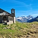<b>Dalla parte opposta della strada si erge la bella Chiesetta Alpina, edificata nel 1938, a pochi passi dal Rifugio Arnaldo Berni (2541 m). </b>