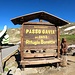 <b>Pedalo ancora per 500 m ed eccomi arrivato al Passo Gavia (2621 m). Come spesso capita, c’è la coda per scattare la foto ricordo davanti al cartello con il nome del Passo. In questo caso, è proprio di fronte al Rifugio Bonetta, che stranamente indica una quota di ben 2652 m, trentun metri in più di quanto le cartine topografiche riportano: mistero!</b>