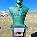<b>Ai suoi lati, due busti di discutibile pregio artistico onorano Fausto Coppi e Vincenzo Torriani. </b>