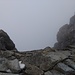 Die Tiefe ist im Nebel verborgen.