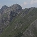 Ein Wanderer am Gipfel des Inneren Älpelekopfs (Zoom)<br />Hinten der Scheia(o Scheua)kopf