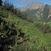 dürftige Gamspuren nach rechts helfen über eine völlig nasse und steile Passage der Rinne hinweg