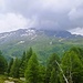 Im Abstieg zum Parkplatz gab es bereits einzelne Regentropfen<br />Pizzo Tambo in den Wolken