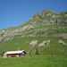 Über der letzten Hütte von Bielen erheben sich die steilen Burgweng und darüber der Vor- und ENE-Gipfel der Oltschiburg. Und ganz links ist - als eine der wenigen "Schwachstellen" - bereits das ebenfalls sehr steil anmutende Doppelcouloir erkennbar