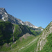 Beim Einstieg steilt sich das Gelände merklich auf, der Fels ist senkrecht geschichtet. Über dem Schrybershoren links der Wildgärst, in der Mitte das Gärstenhoren
