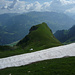 Ankunft auf dem Hauptgipfel: Blick über die Restwächte zurück zum Sattel 2115, daneben die Schafhütte, und zum ENE-Gipfel
