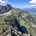 Eindrücklicher Tiefblick vom Oltschichopf hinunter zum HInterburgseewli: links darüber das zweigipflige Axalphoren, dahinter die Bättenalp, rechts über dem Brienzersee das Augstmatthorn, dahinter der Güggisgrat, und im Hintergrund in der Mitte der Niesen