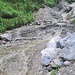 Unmittelbar vor Wasserlauf-Querung nach links