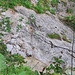 Markierung des Wanderwegs am anderen Ufer - von oben
