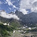 Beim Hüttenzustieg die beeindruckenden Wände der Schiben und des Bifertenstocks. Letztes Jahr war ich auf der Hinterschiben, und der Tiefblick ist genial.