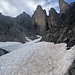 Das Schneefeld unter den roten Türmen. Wir steigen ganz hinauf, um zu schauen, ob wir links im Schnee hinaufkommen. 