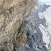 (kein grandioses Foto, aber das einzige, welches ich von dieser Stelle habe) Hier unten links bildet der Fels einen Bogen und in dem Loch dazwischen ist der Wasserfall, der unseren Aufstieg im Schneefeld bremste.