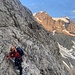 [U Mueri] unter der zweiten Rippe