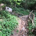 La vasca alta della fontana delle sorgenti pietrificanti non riesce a contenere tutta l'acqua che sgorga ed un torrentello si riversa sul sentiero.