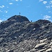 <b>Oltre i 2500 m di quota, il sentiero si porta sul versante Valtellinese e risale gli ultimi 200 m di cresta in direzione nord-est. </b>