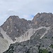 Aufstieg - im Zoom<br />Bei Vergrößerung des Bildes sieht man das [https://www.hikr.org/gallery/photo3907476.html?post_id=186433 Felsenfenster] an der Großen Kanzel