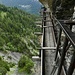 mitten im Fussgänger-Tunnel (ca. 100m lang) kann man durch ein Schlupfloch auf eine Plattform kriechen und hat einen spektakulären Blick auf die ganze Anlage aussen am Berg. Hier kann man sich auch vorstellen, welchen Gefahren die Suonenbauer ausgetzt waren...