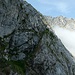 rechts in die sogenannte grasige Rinne, an den Felsen entlang über Gamswechsel. Viel Schutt in dieser, bin daher an der rechten Begrenzung geklettert.