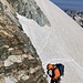 Am Stand nach der Einstiegskletterei mit Blick auf den Dôme de Neige.