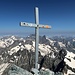 Schlichtes Gipfelkreuz für einen grossen Berg