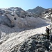 Der Einstieg auf den Gletscher erfolgt leicht über die rechte Seite.