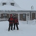 Max e Carlo mentre una fitta nevicata è in corso al Rifugio Nicola
