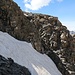 Das Couloir mit dem Steinmann. Um zum Einstieg zu gelangen, müsste das steile Schneefeld gequert werden.