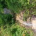 Kleiner Wasserfall am Wegesrand.