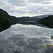 Im Llyn Dinas spiegelt sich der Morgenhimmel
