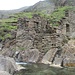Ruine einer Schiefermine am Ufer des Afon Cwm Llan