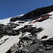 Am Ende des Schuttbandes geht es über den Schneehang (40-45°) bzw. über die Felsinsel in der Mitte hoch zur Abseilstelle.