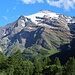 Routenverlauf ab dem Ruisseau de Charbonnel. Rot unsere Variante, orange Kaminvariante. Gepunktet das Schneecouloir, das hinter dem Felssporn versteckt liegt.