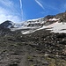 Nach dem Biwakplatz führt eine Wegspur ins Geröll hinein. Mit Schnee ist der folgende Aufstieg deutlich angenehmer.