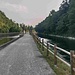 Ad un certo punto, appena superata la Centrale Idroelettrica di Castelnovate, al Canale Villoresi si affianca il Canale Industriale, e la larga pista ciclabile sta in mezzo ai due corsi d’acqua. Ricordo che qui una volta ho visto un pescatore che pescava nel Canale Industriale e, i pesci che catturava, li rilasciava subito nel vicino Villoresi….