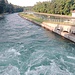 Eccomi iniziare i viaggio di ritorno, per il quale sceglierò di seguire la pista ciclabile lungo il Canale Industriale (visibile in alto a destra). Qui mi trovo proprio in corrispondenza delle paratie che regolano il flusso del Canale Villoresi; in centro foto si vede la pista che ho seguito in mezzo ai due canali per arrivare qui.